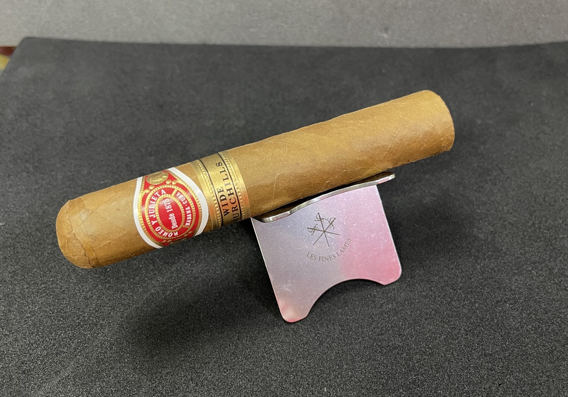 Les Fines Lames Cigar Stand Cigar
